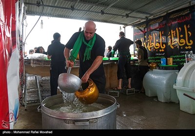 پذیرایی از زوار اربعین حسینی در مرز شلمچه