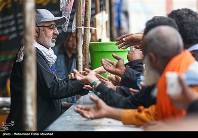 پذیرایی از زوار اربعین حسینی در مرز شلمچه