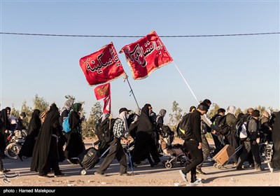 پیاده روی زائران اربعین حسینی از نجف به کربلا