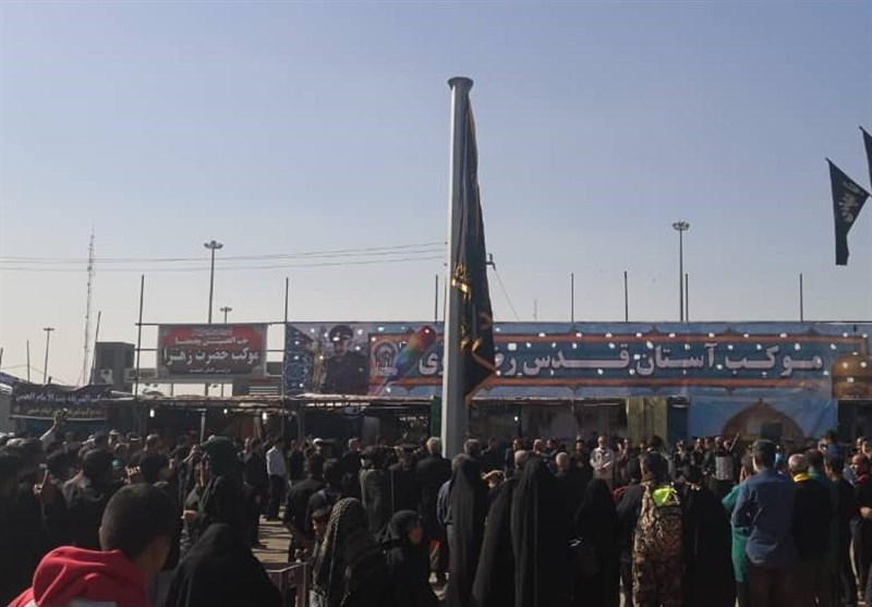 اربعین حسینی|پرچم امام رضا (ع) در مرز شلمچه به اهتزاز درآمد
