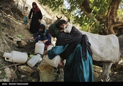 در اکثر روستاها زنان و کودکان هر روز مسافت های زیاد و پر خطری را برای تهیه آب شرب مورد نیاز طی میکنند.