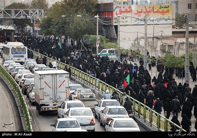راهپیمایی جاماندگان اربعین حسینی از امامزاده حسن(ع) به سمت حرم مطهر حضرت عبدالعظیم حسنی(ع) 