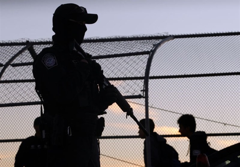 نصب سیم خاردار در مرزهای مکزیک برای جلوگیری از ورود مهاجران