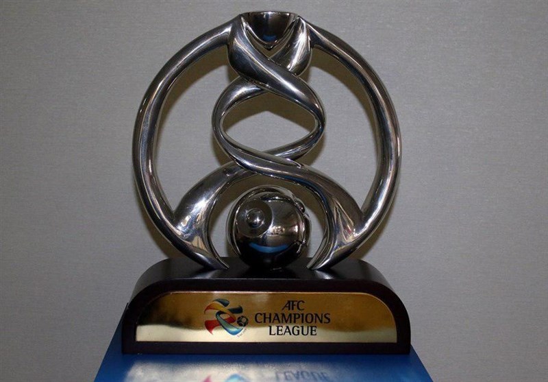 پروین جام قهرمانی لیگ قهرمانان آسیا را روی سکو قرار می‌دهد
