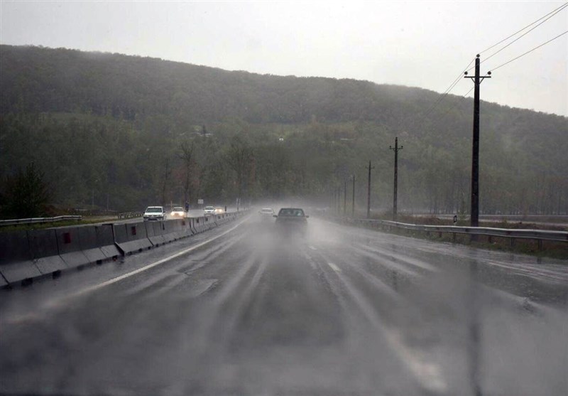 تدام بارش در جاده‌های استان‌های جنوب شرقی کشور/ جاده‌ها لغزنده شده است