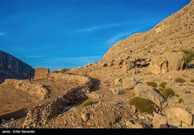 تنگ چوگان در دل خود گنجینه‌ای بی‌نظیر از آثار و حجاری‌های دوره ساسانیان را جای داده و به همراه طاق بستان در کرمانشاه و نقش رستم و نقش رجب در نزدیکی تخت جمشید یکی از محوطه های تاریخی با ارزش آن دوره به شمار می آید.