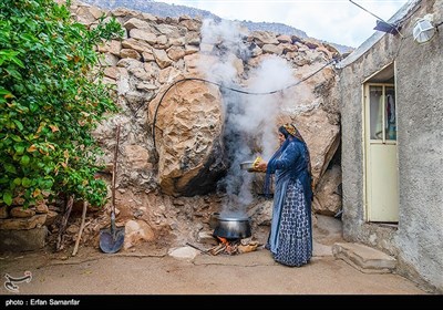 تنگ چوگان در دل خود گنجینه‌ای بی‌نظیر از آثار و حجاری‌های دوره ساسانیان را جای داده و به همراه طاق بستان در کرمانشاه و نقش رستم و نقش رجب در نزدیکی تخت جمشید یکی از محوطه های تاریخی با ارزش آن دوره به شمار می آید.