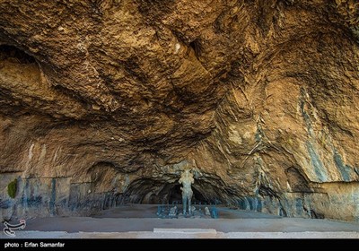 این دره علاوه بر ۶ نقش برجسته مربوط به شاپور اول و بهرام اول و دوم، مجسمه عظیمی از شاپور اول به ارتفاع 6 متر را در غار شاپور، که در ارتفاعی نزدیک به ۸۰۰ متر از بستر رودخانه قرار دارد در خود جای داده است.