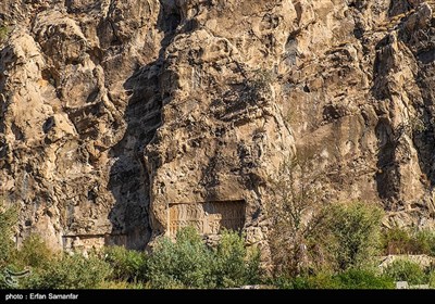 این دره علاوه بر ۶ نقش برجسته مربوط به شاپور اول و بهرام اول و دوم، مجسمه عظیمی از شاپور اول به ارتفاع 6 متر را در غار شاپور، که در ارتفاعی نزدیک به ۸۰۰ متر از بستر رودخانه قرار دارد در خود جای داده است.