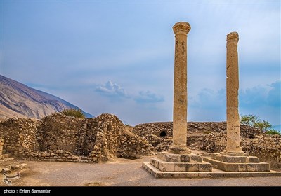 تنگ چوگان در دل خود گنجینه‌ای بی‌نظیر از آثار و حجاری‌های دوره ساسانیان را جای داده و به همراه طاق بستان در کرمانشاه و نقش رستم و نقش رجب در نزدیکی تخت جمشید یکی از محوطه های تاریخی با ارزش آن دوره به شمار می آید.