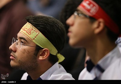 قائد الثورة الإسلامیة یستقبل الالاف من التلامذة وطلبة الجامعات