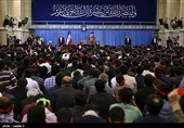 قائد الثورة الإسلامیة یستقبل الالاف من التلامذة وطلبة الجامعات