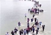 Third Caravan of Migrants Wading across River between Mexico, Guatemala (+Video)