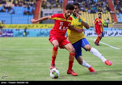 دیدار تیمهای فوتبال صنعت نفت آبادان و فولاد خوزستان