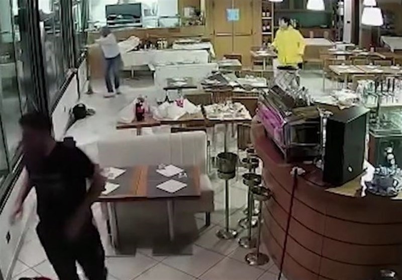 Huge Wave Makes Crushing Entrance through Windows of Restaurant in Italy (+Video)