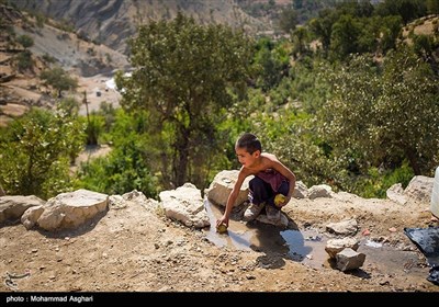 روستای درچین سفلی- بخش لقی غربی -شهرستان الیگودرز-استان لرستان-مهدی عین الهی 6 ساله کلاس اولی او پس از کندن و جمع آوری انار آنها را در آب جاری جلوی خانه میشوید.