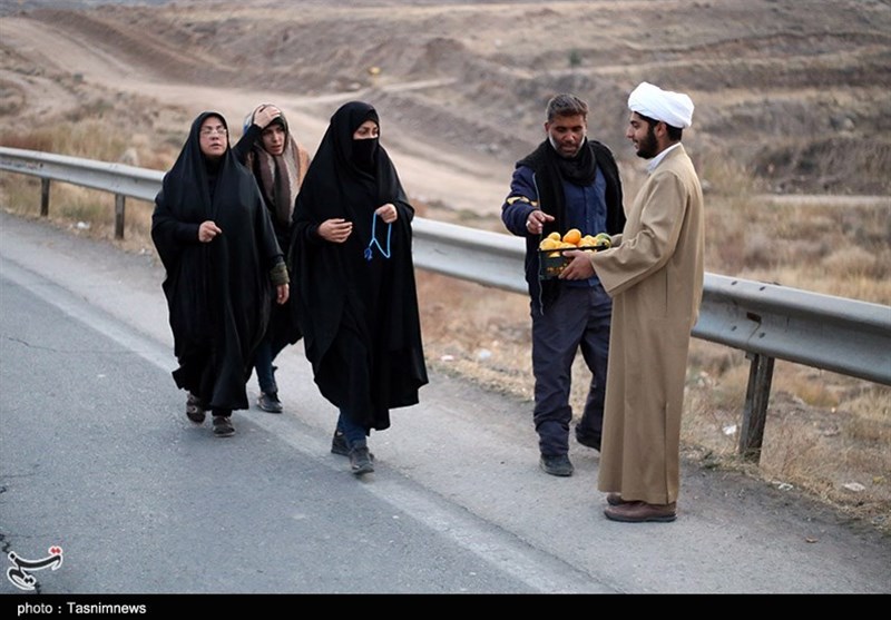 لحظه به لحظه بر جمعیت زائران پیاده افزوده می‌شود؛ شور خدمت‌رسانی در جاده‌های مشهدالرضا(ع)+تصاویر