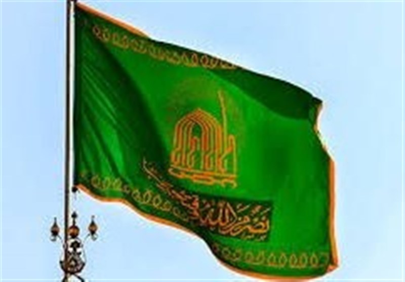 اهتزاز پرچم متبرک رضوی در میدان امام رضا(ع) سمنان+فیلم