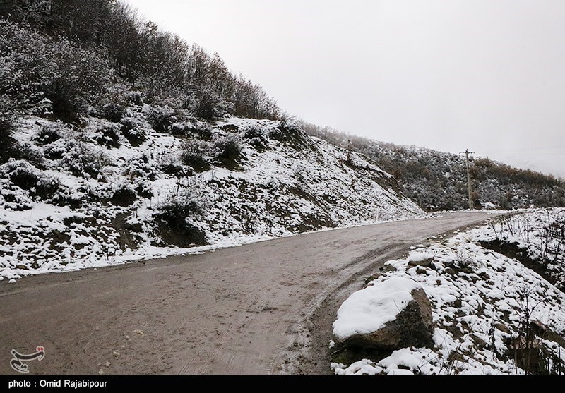 بارش برف و باران در جاده‌های استان اصفهان؛ گردنه کلوسه و شادی در فریدون‌شهر مسدود شد