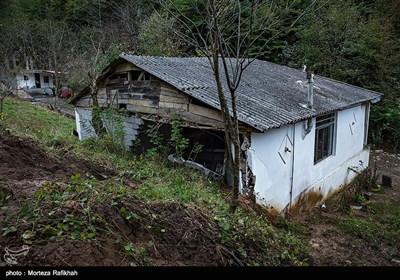 - خانه حسنقلی امام یاری در روستای گیجاو شهرستان اسالم که بر اثر رانش زمین تخریب شده است.