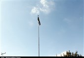 اهتزاز پرچم متبرک رضوی در سمنان به روایت تصویر