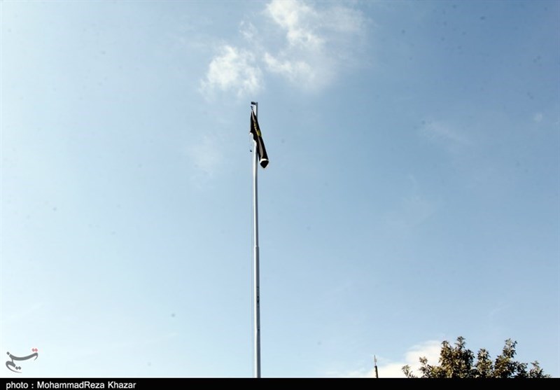 اهتزاز پرچم متبرک رضوی در سمنان به روایت تصویر