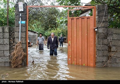 از چپ پژمان نهار حسین آبادی 31 ساله، به همراه پدر خود سعید نهار حسین آبادی 50 ساله که برای کمک به خانه عموی خود مسعود نهارحسین آبادی که در همسایگی آنها قرار دارد رفته بودند، به سمت خانه خود حرکت میکنند. روستا بهمبر صومعه سرا 6 مهر 97