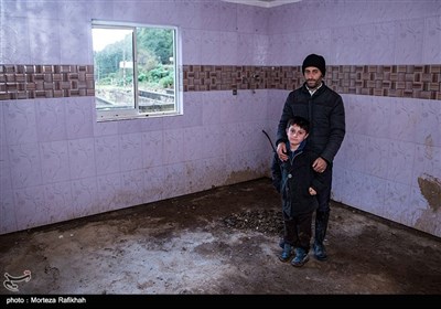  ساسان شادکام 28 ساله، میگوید یک خانه برای ما اجاره کردند به مدت 2 ماه40 روز گذشت و هیچ کاری نکردند. کار مان شده از این اداره به آن اداره رفتن فقط میگویند بودجه نرسیده. پسرم هرشب میپرسد پس کی به خانه خودمان برمیگردیم، هر روز او را به اینجا می آورم تا چند ساعتی در حیاط بازی کند و کمی آرام شود.روستای خرجگیل تالش 16 آبان 97