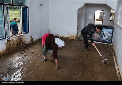 فیروزه گلزاری 50 ساله، به کمک پسرش کیوان شادکام منزل مسکونی اش که برا اثر سیل تخریب شده را تمیز میکند. آنها 3 صبح متوجه وقوع سیل شدند وفقط فرصت این را پیدا کردند تا جان خودشان را نجات دهند. سیل تمام وسایل زندگی آنها را با خود برد. خانه آنها در برابر سیل بیمه نشده بود با توجه به شرایط ضعیف مالی تهیه مجدد وسایل و بازسازی بنا برای آنها بسیار دشوار است. تنها امید آنها برای زندگی، به کمک دولت برای بازسای خانه هایشان است. روستای خرجگیل تالش 6 مهر 97