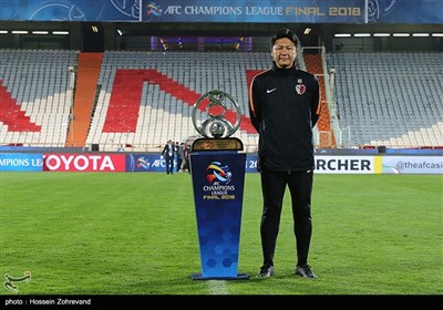 عکس یادگاری مربیان پرسپولیس و کاشیما آنتلرز با جام قهرمانی