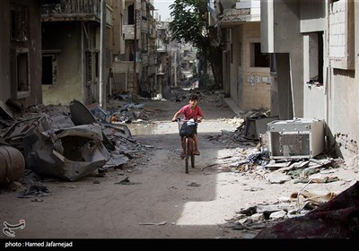 با وجود تخریب خانه ها و ساختمان های ویران شده بر اثر جنگ داعش با ارتش سوریه همچنان مردم شهرحمص به زندگی خود در این شهر ادامه می دهند