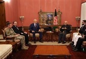 انتقاد از رویکرد دوگانه خلیلزاد در دیدار با رهبران سیاسی افغانستان