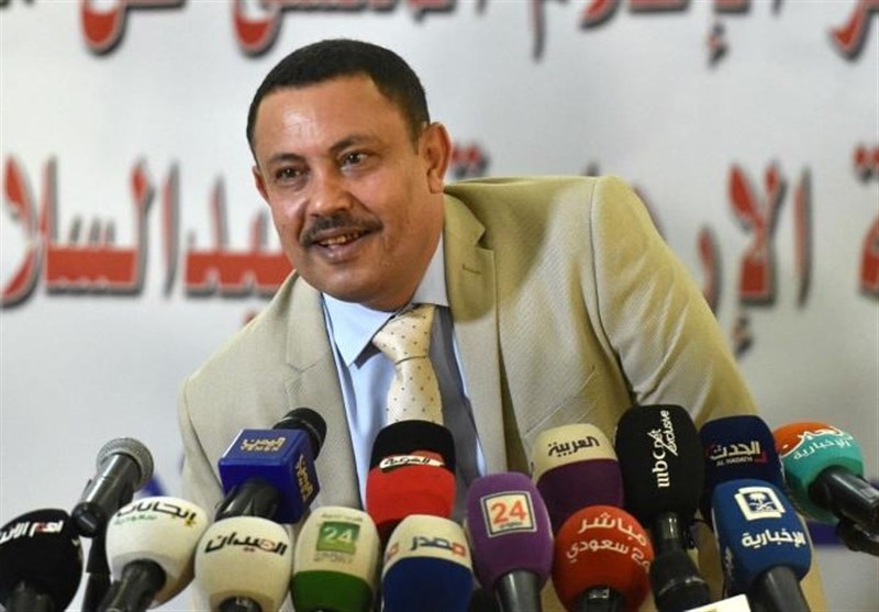Yemeni Journalist Disgraces Ex-Houthi Minister at Riyadh by Hurling Shoe at Him (+Video)