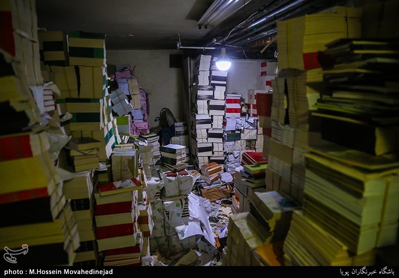 کشف یک انبار بزرگ کتاب قاچاق نزدیک کتابفروشی‌های تهران