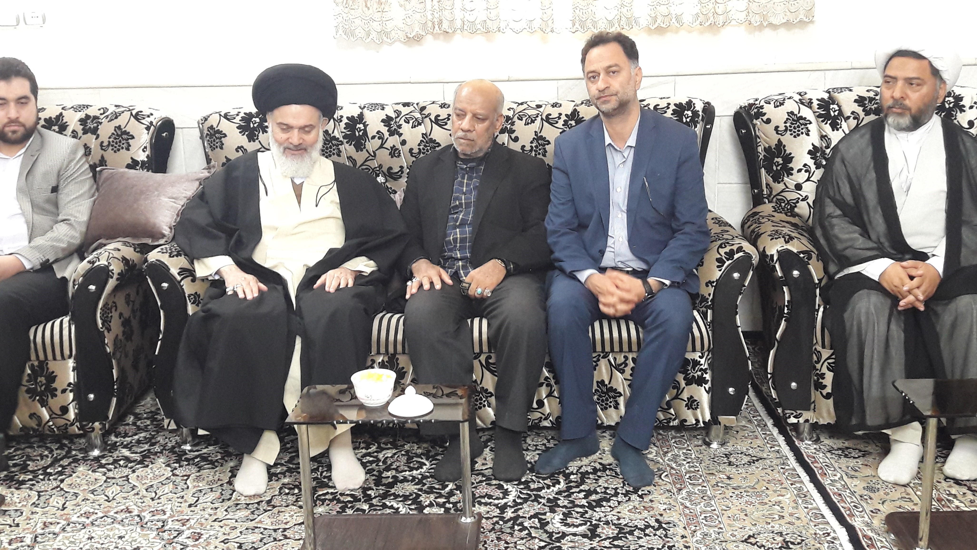 آیت الله حسینی بوشهری با خانواده شهید عسکری جمکرانی دیدار کرد