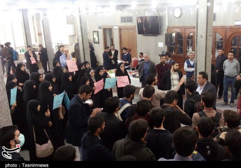 واکنش دانشجویان به سخنرانی «محکوم فتنه 88» در دانشگاه اصفهان
