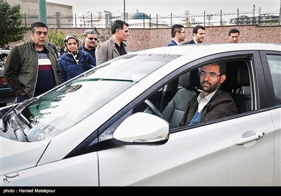 حضور محمدجواد آذری جهرمی وزیر ارتباطات با خودروی شخصی در مراسم تشییع پیکر مدیرعامل و معاون سازمان تأمین اجتماعی