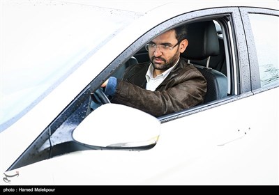 حضور محمدجواد آذری جهرمی وزیر ارتباطات با خودروی شخصی در مراسم تشییع پیکر مدیرعامل و معاون سازمان تأمین اجتماعی