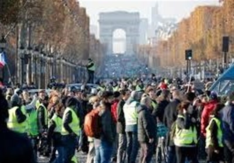 ادامه اعتراضات در فرانسه در مخالفت با افزایش مالیات سوخت