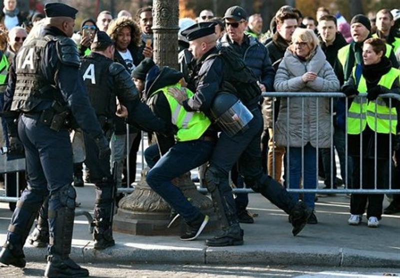 الشرطة الفرنسیة: 142 موقوفا من السترات الصفر بالأسبوع السادس
