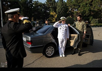 ورود امیر دریادار حسین خانزادی فرمانده نیروی دریایی ارتش به محل نشست خبری