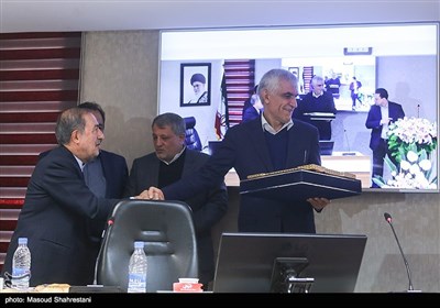 تقدیر از محمد علی افشانی شهردار سابق شهر تهران در مراسم افتتاح ساختمان شورای عالی استانها 