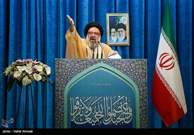  آیت‌الله خاتمی امام جمعه موقت تهران در حال ایراد خطبه های نماز جمعه 