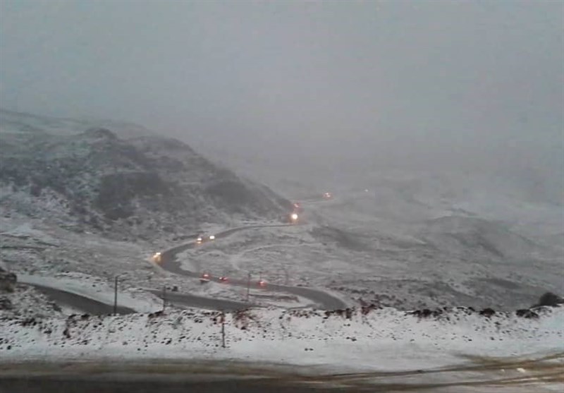 بارش برف در برخی محورهای فارس؛ جاده‌ها لغزنده است