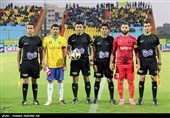دیدار تیم های فوتبال صنعت نفت آبادان و نساجی مازندران