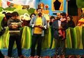 افتتاح نمایش «دهکده هاپوخان» با حضور خانواده شهیدان مدافع حرم
