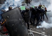 درگیری پلیس فرانسه با آتش نشانان در تظاهرات پاریس
