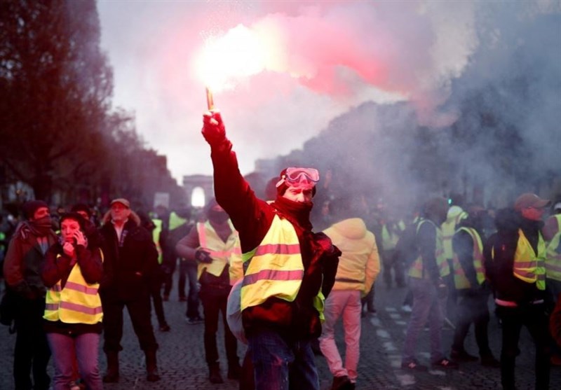 اعتراضات علیه سیاست‌های اقتصادی دولت فرانسه به هفته دوم کشیده شد + عکس و فیلم