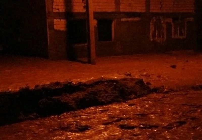 مسکن مهر پلدختر زیر آب رفت؛ مردم در محاصره سیلاب