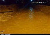 سیلاب راه ارتباطی عشایر پلدختر را قطع کرد؛ 10 خودرو گرفتار در سیل